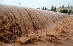 فیلم نفسگیر از لحظه نجات معجزه آسای خودرو گرفتار در سیلاب / در دلگان رخ داد